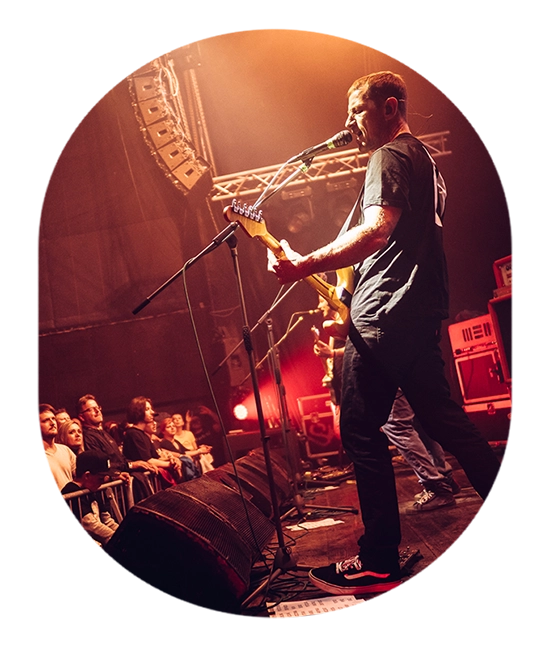 Foto z koncertu, obsahující techniku k pronájmu