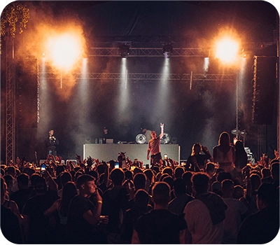 Foto z koncertu, obsahující techniku k pronájmu