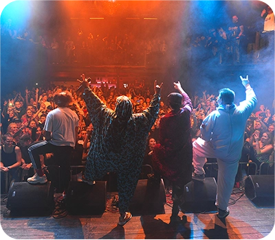 Foto z koncertu, obsahující techniku k pronájmu