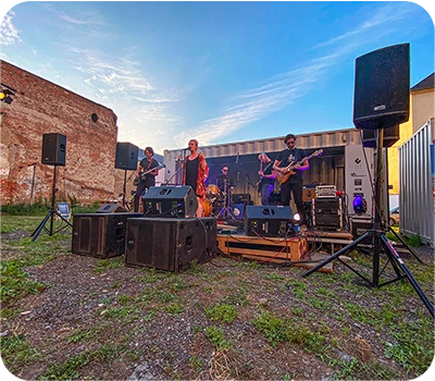 Foto z koncertu, obsahující techniku k pronájmu